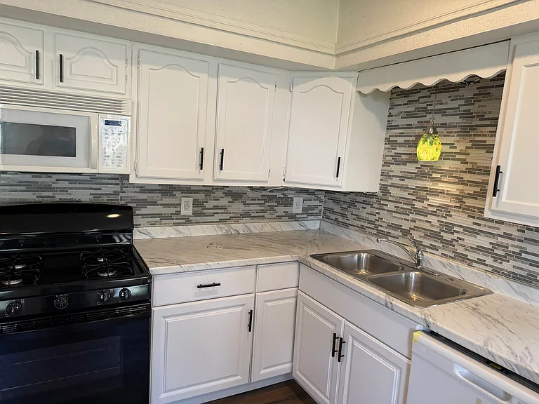 209 Rear 21 — Photo 7