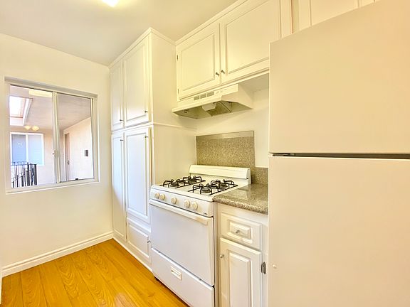 4th image of 1541 N Formosa Ave #18A