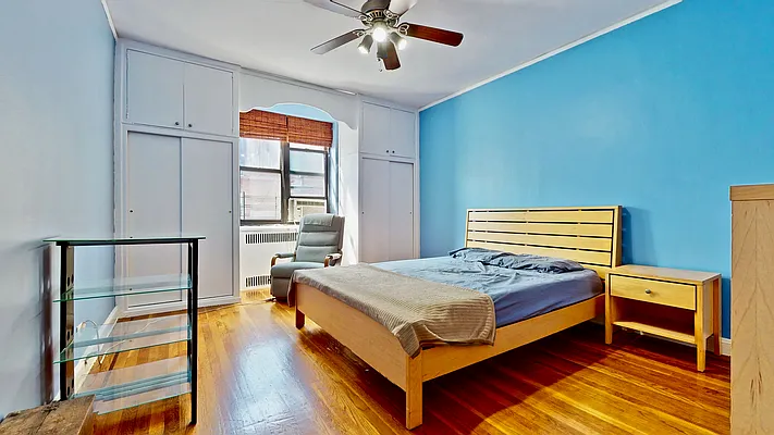 Sold by Bizzarro Agency | media 9