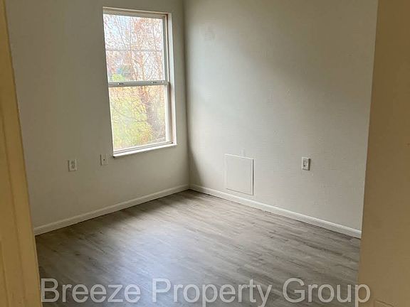 5th image of 520 Magnolia St