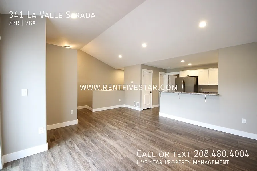 Beautiful End Unit Townhome With Primary Bedroom, En Suite Bathroom, and Private Deck! — Photo 3
