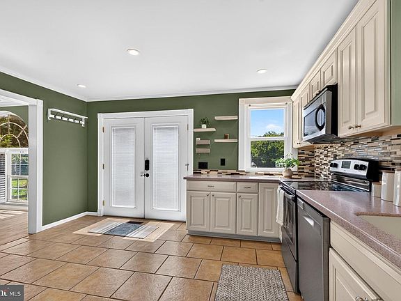 5th image of 3704 Edgewater Pl