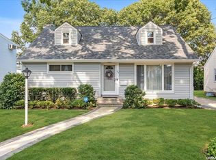 93 E Fenimore St, Valley Stream, NY 11580