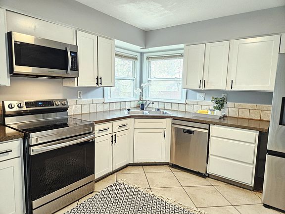4th image of 549 Radcliffe Rd