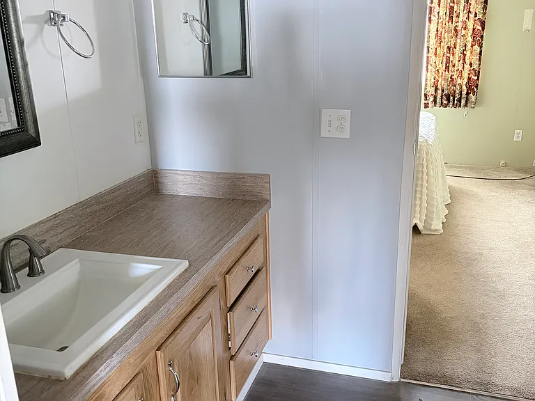 1433 Post Ave — Photo 8