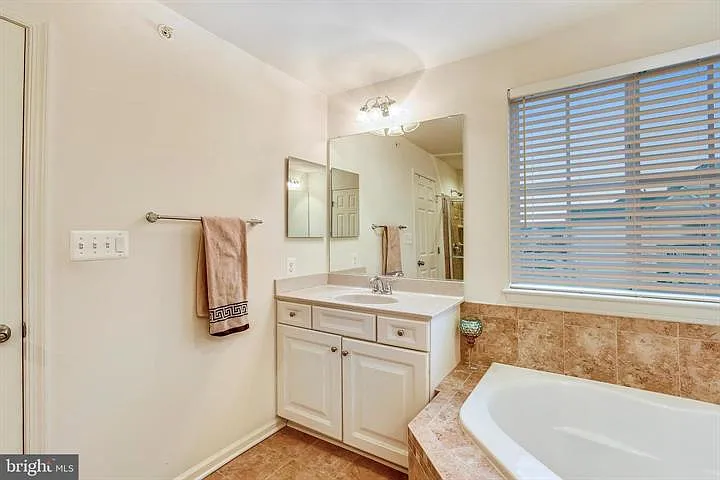 42243 Canary Grass Sq — Photo 15