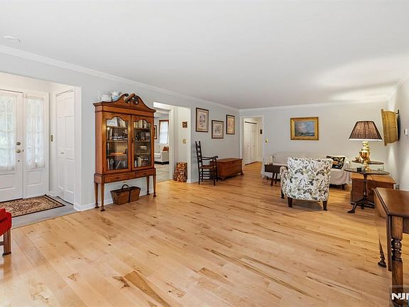 4th image of 249 E Saddle River Rd