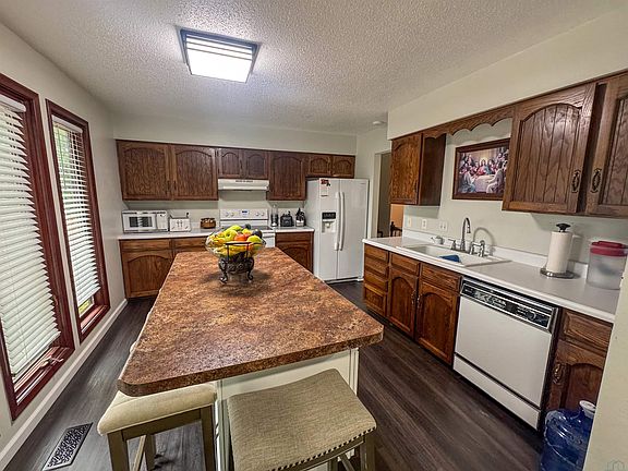 5th image of 408 Broadmoor Dr