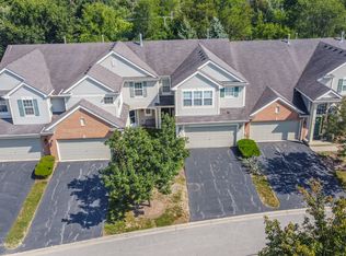 637 Creekside Cir, Gurnee, IL 60031