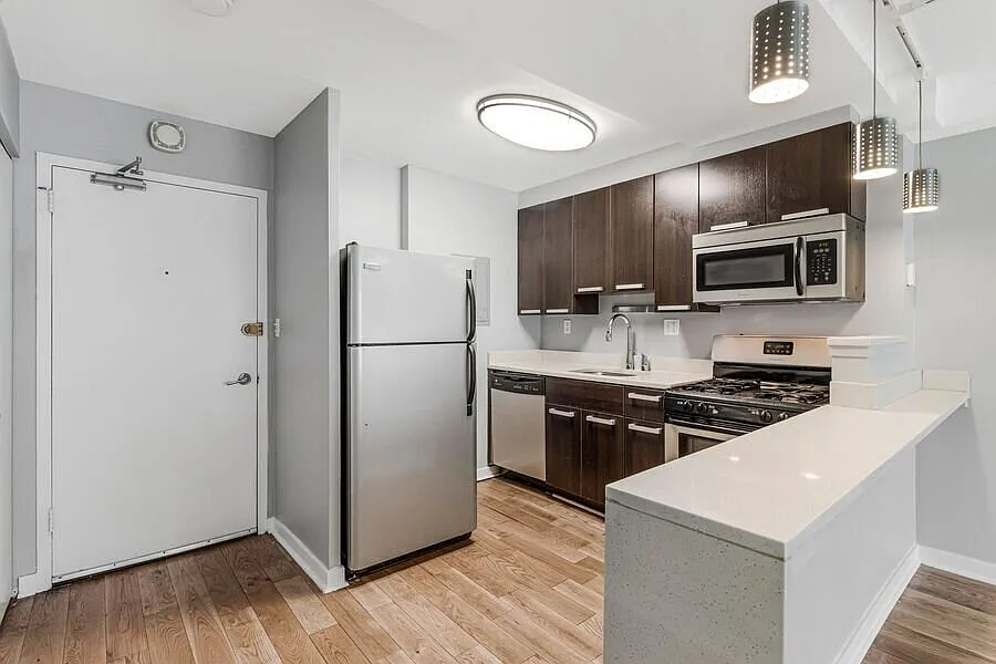 Sunny 1 bedroom condo in SW Waterfront! Water included — Photo 3