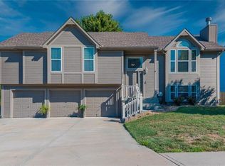 1211 Ridge Tree Ln, Pleasant Hill, MO 64080