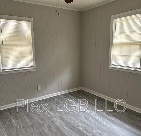100 Oak Ln — Photo 8