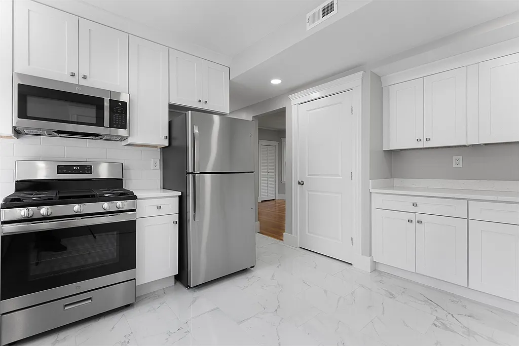 Building Photo - 64 Bakersfield St #3