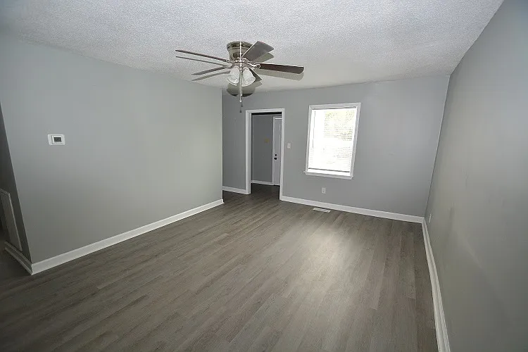 5 bed, 1302 sqft, $1,800 — Photo 3