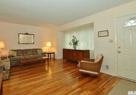 2nd image of 3 Nevinwood Pl