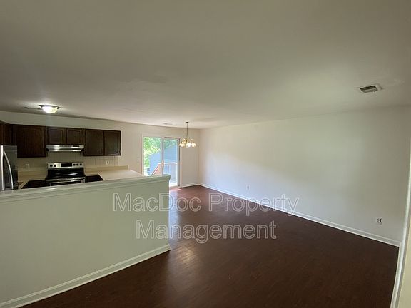 2nd image of 905 Kilarney Dr
