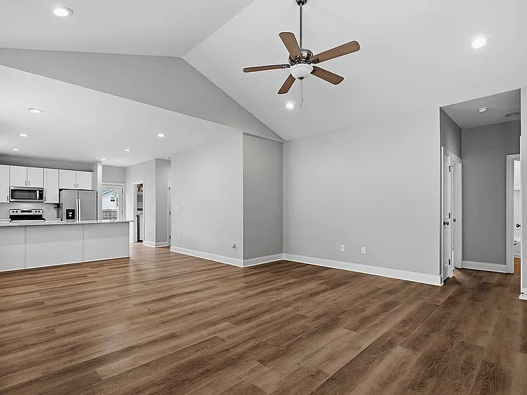 573 Circle Dr — Photo 8