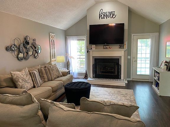 5th image of 60 Carriage House Dr