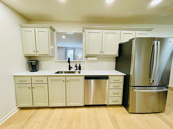 5th image of 24672 Eisenhower Dr