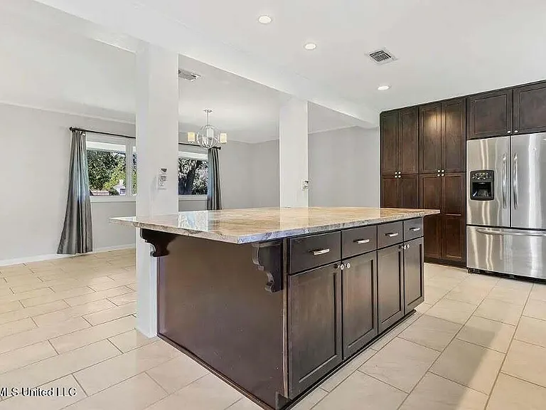 223 Woodbine Dr — Photo 2