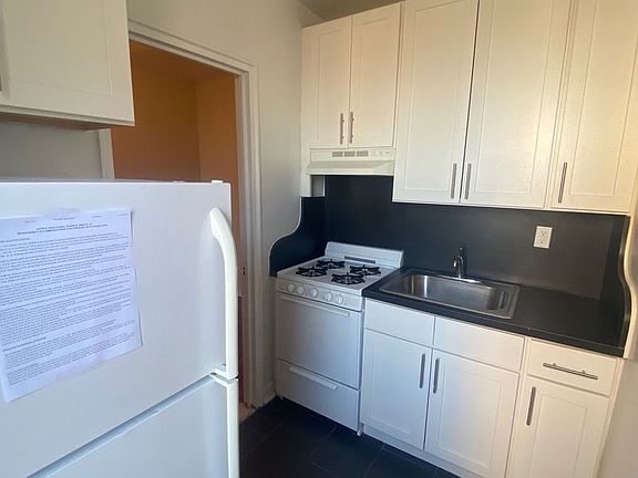 4th image of 40-35 Hampton St #6