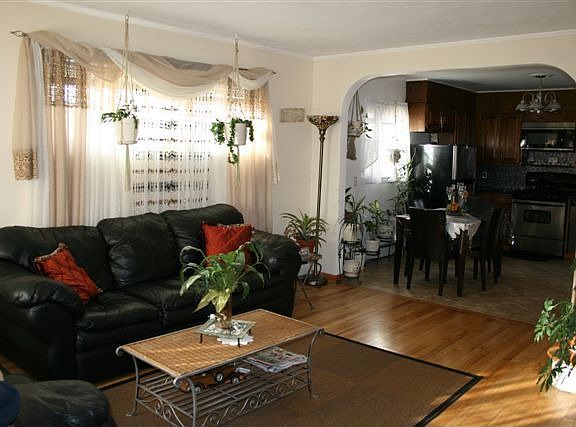 LIVING ROOM W/HARDWOOD FLOORS
