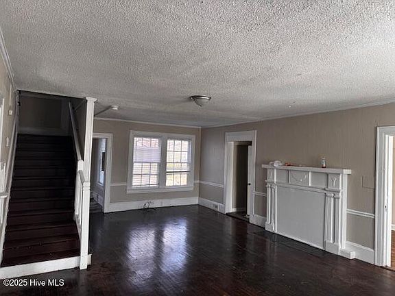 5th image of 902 W 5th Street