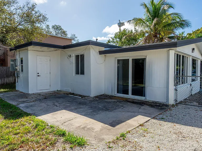 113 SE 8th Ave — Photo 17