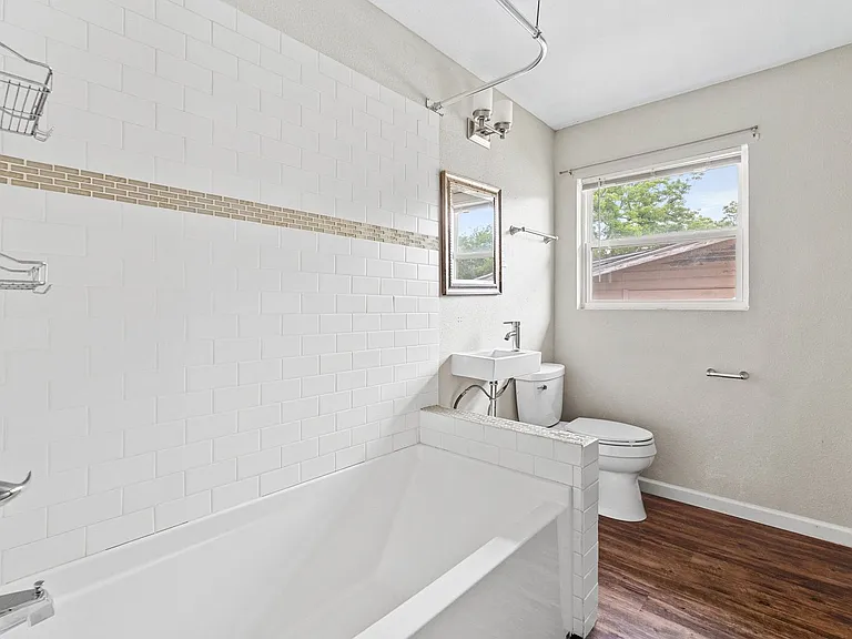 1422 Yorkshire Dr — Photo 18