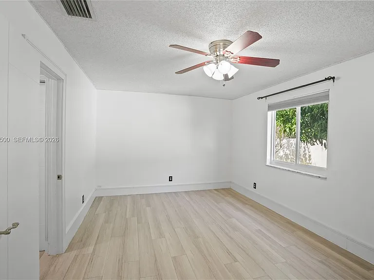 4040 NE 6th Ave — Photo 20