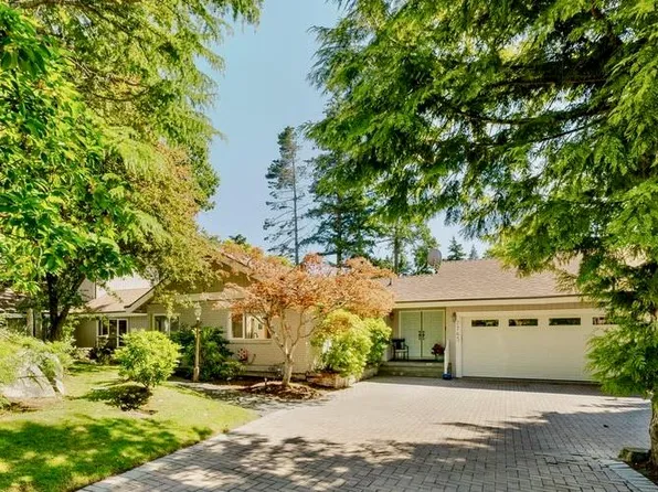 2763 Arbutus Rd, Saanich, BC V8N 5X8