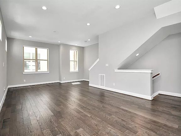 5th image of 714 Clark St