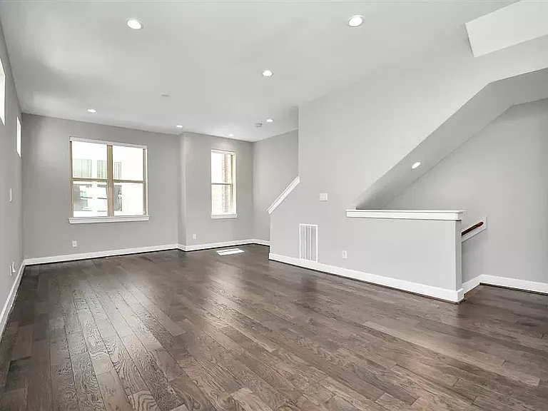 714 Clark St — Photo 5