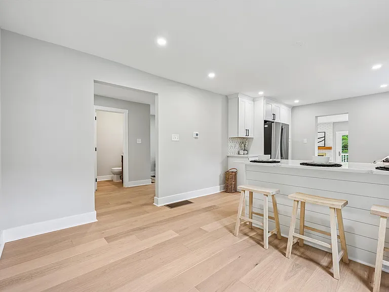 218 Biddulph Rd — Photo 15