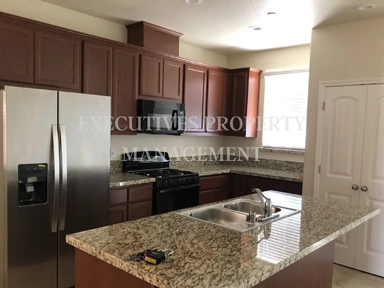 1470 Woodbury Ct — Photo 4