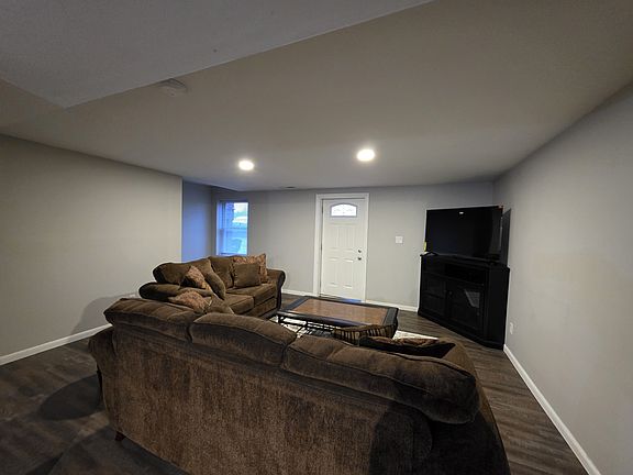 2nd image of 831 W Pearl St #100