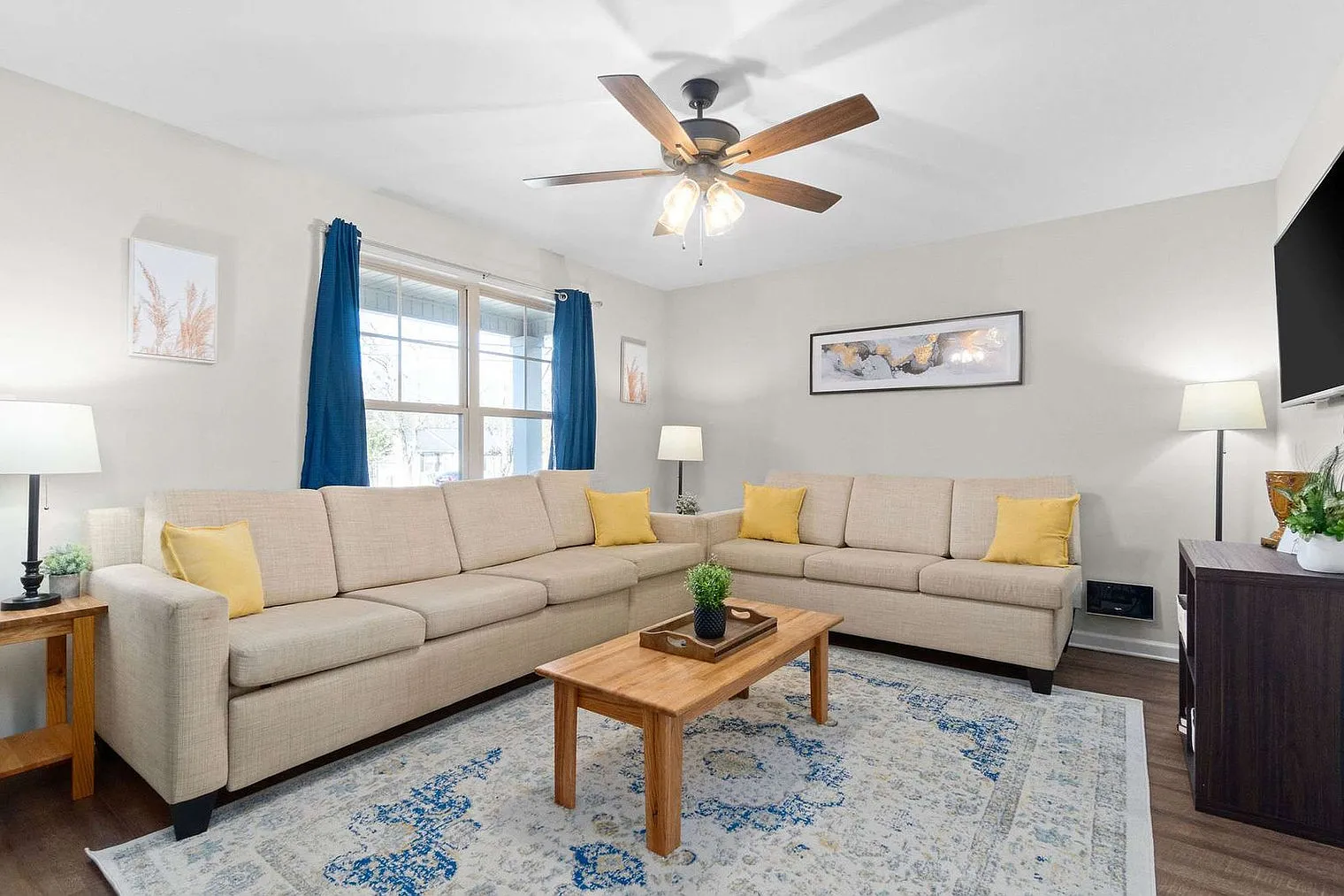 3 bed, 2.0 bath, 1377 sqft, $2,237 — Photo 1
