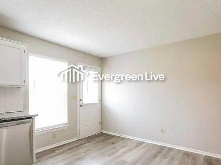 902 Johnson Cir — Photo 7
