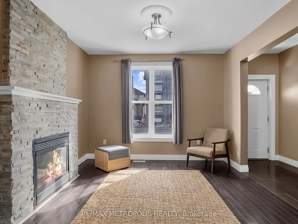 201 Bay St N