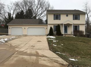 19426 Oakwood Dr, Bloomington, IL 61705