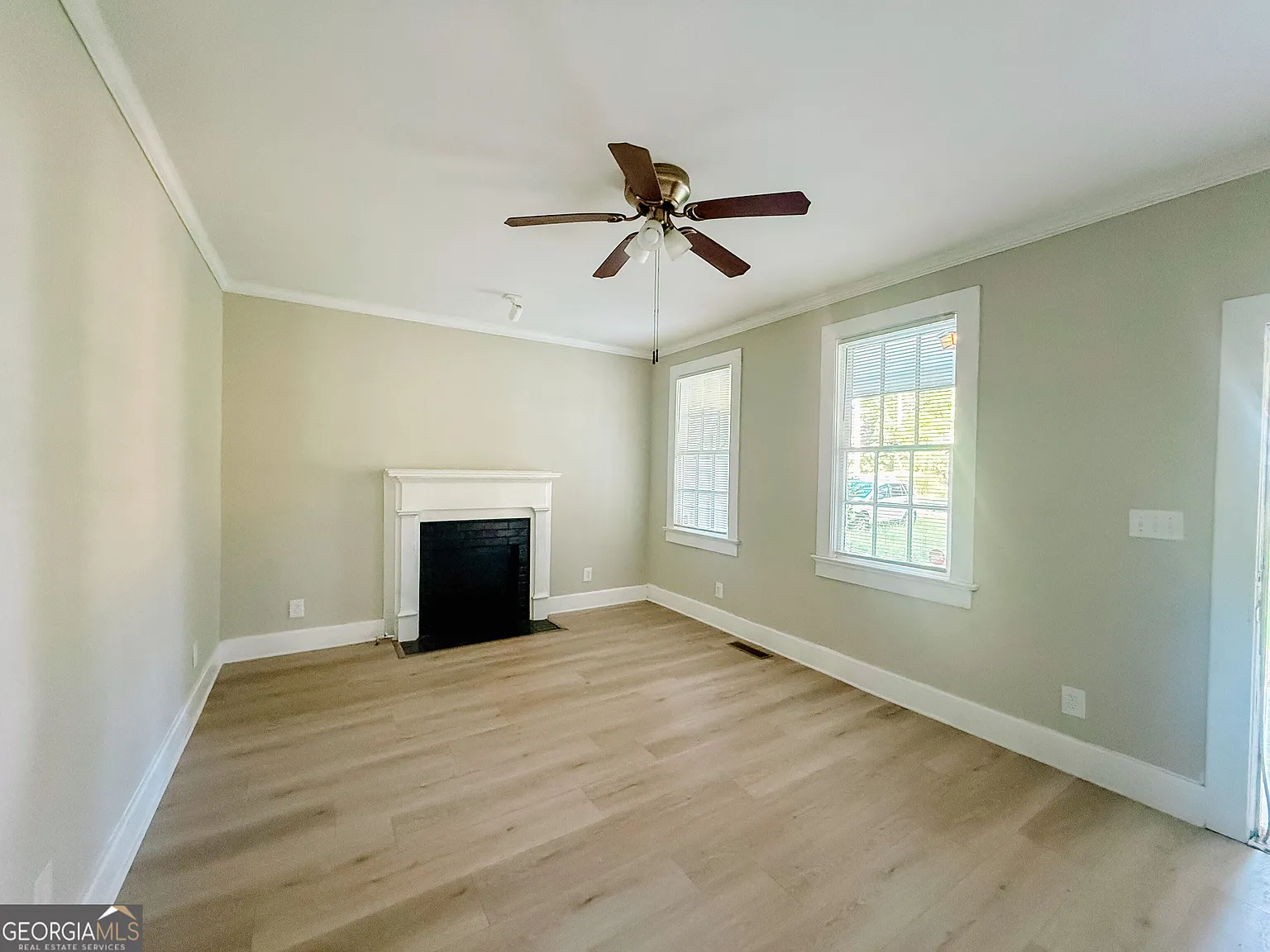 2 bed, 1.0 bath, 847 sqft, $899 — Photo 2