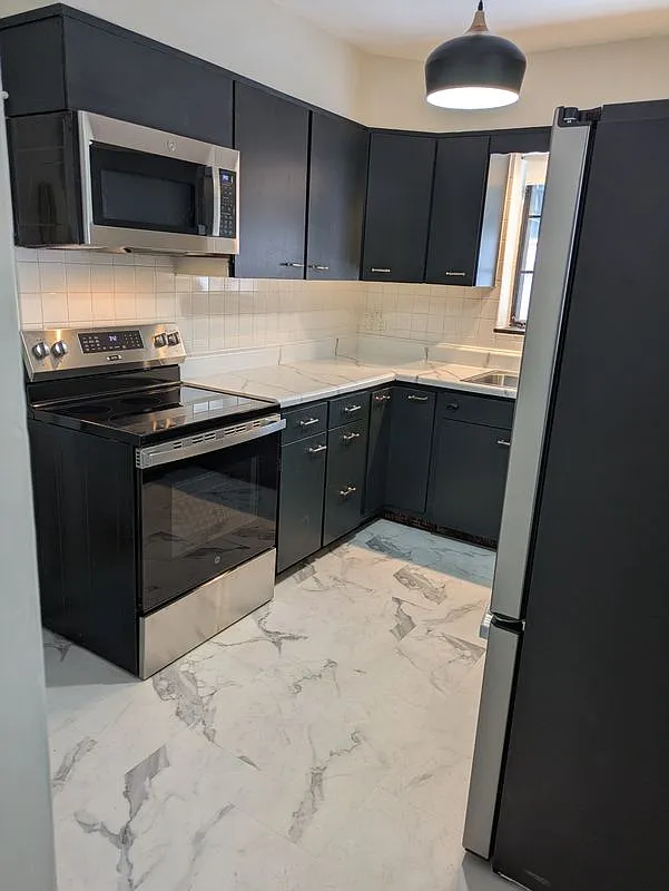 2 bed, 1.5 bath, 1300 sqft, $1,425 — Photo 2