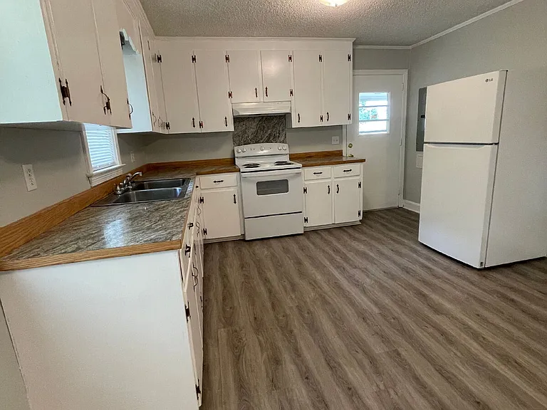 204 E James St — Photo 27