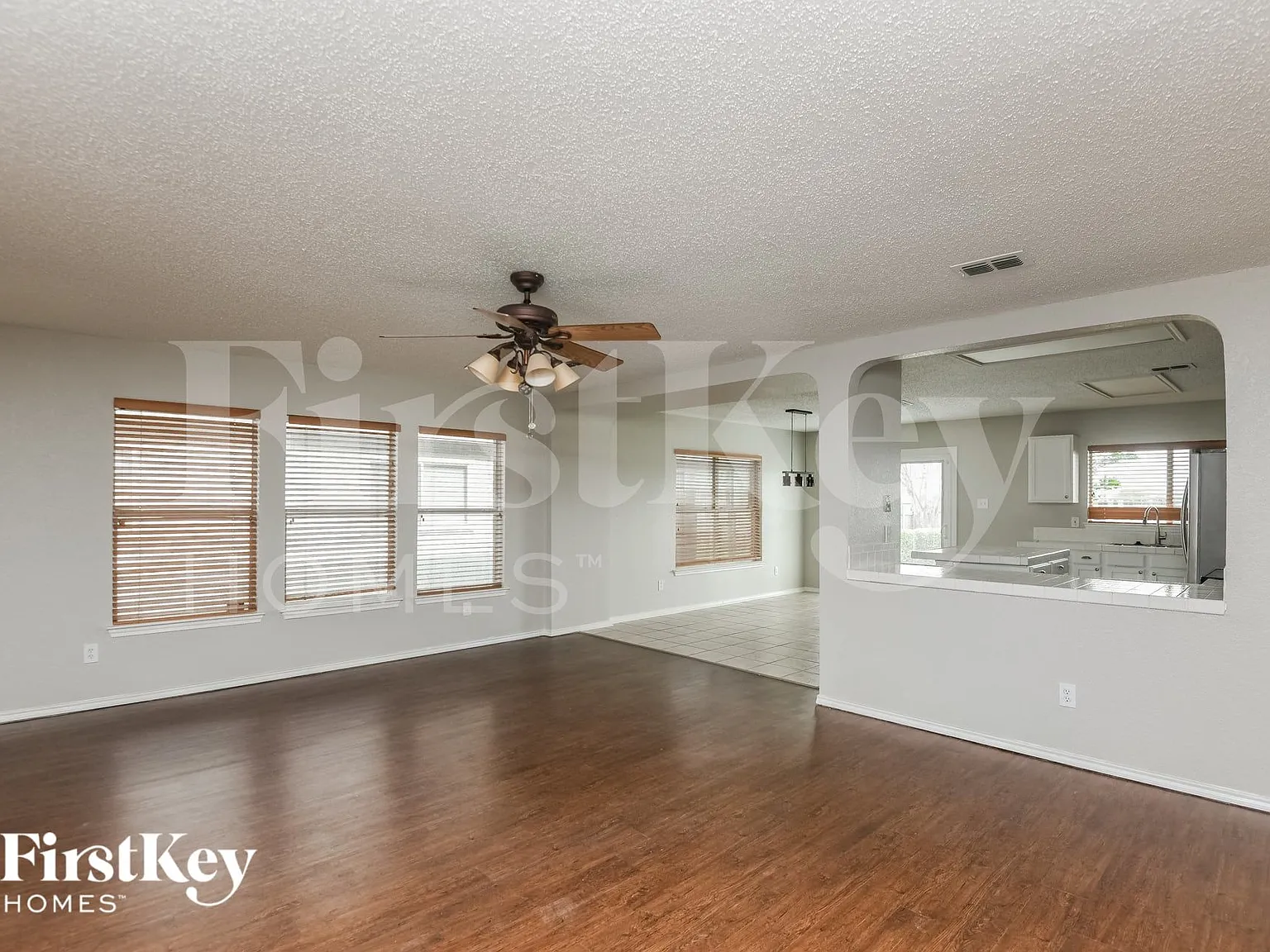 3 bed, 2.0 bath, 1519 sqft, $2,270 — Photo 2