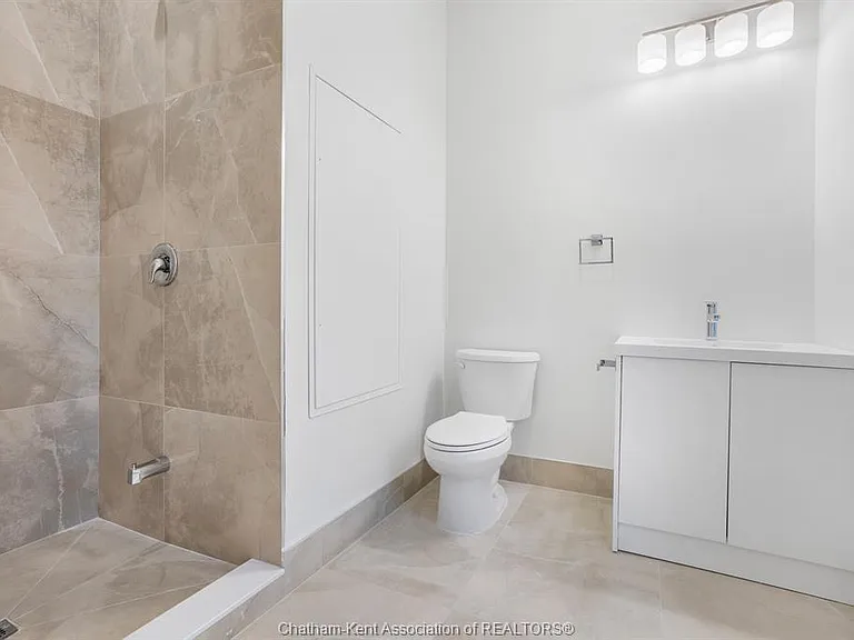 153 King St W #7 — Photo 6