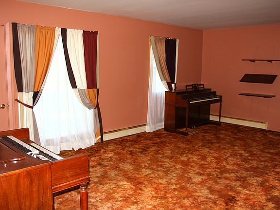 Livingroom W Organ and Paino