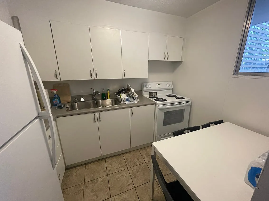 Premium Deluxe - Huntley Street & Bloor Street East — Photo 4