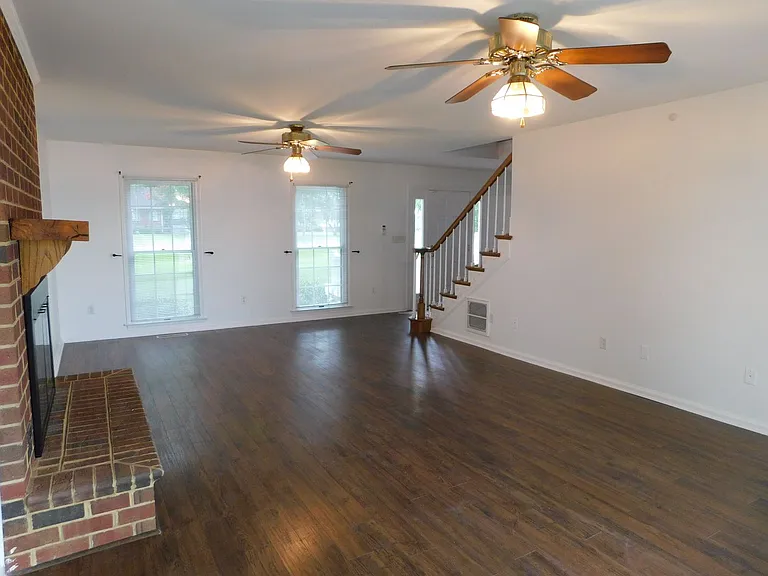 210 Ainsley Rd — Photo 5