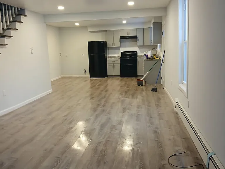 535 W State St — Photo 11