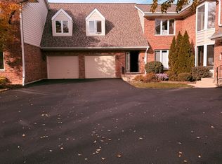 1670 N Douglas Ct, Arlington Heights, IL 60004